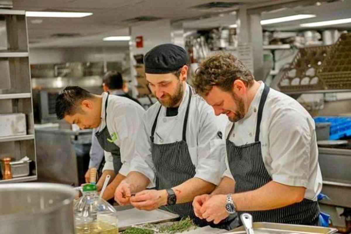 Nhu cầu tuyển phụ bếp ngày càng tăng cao