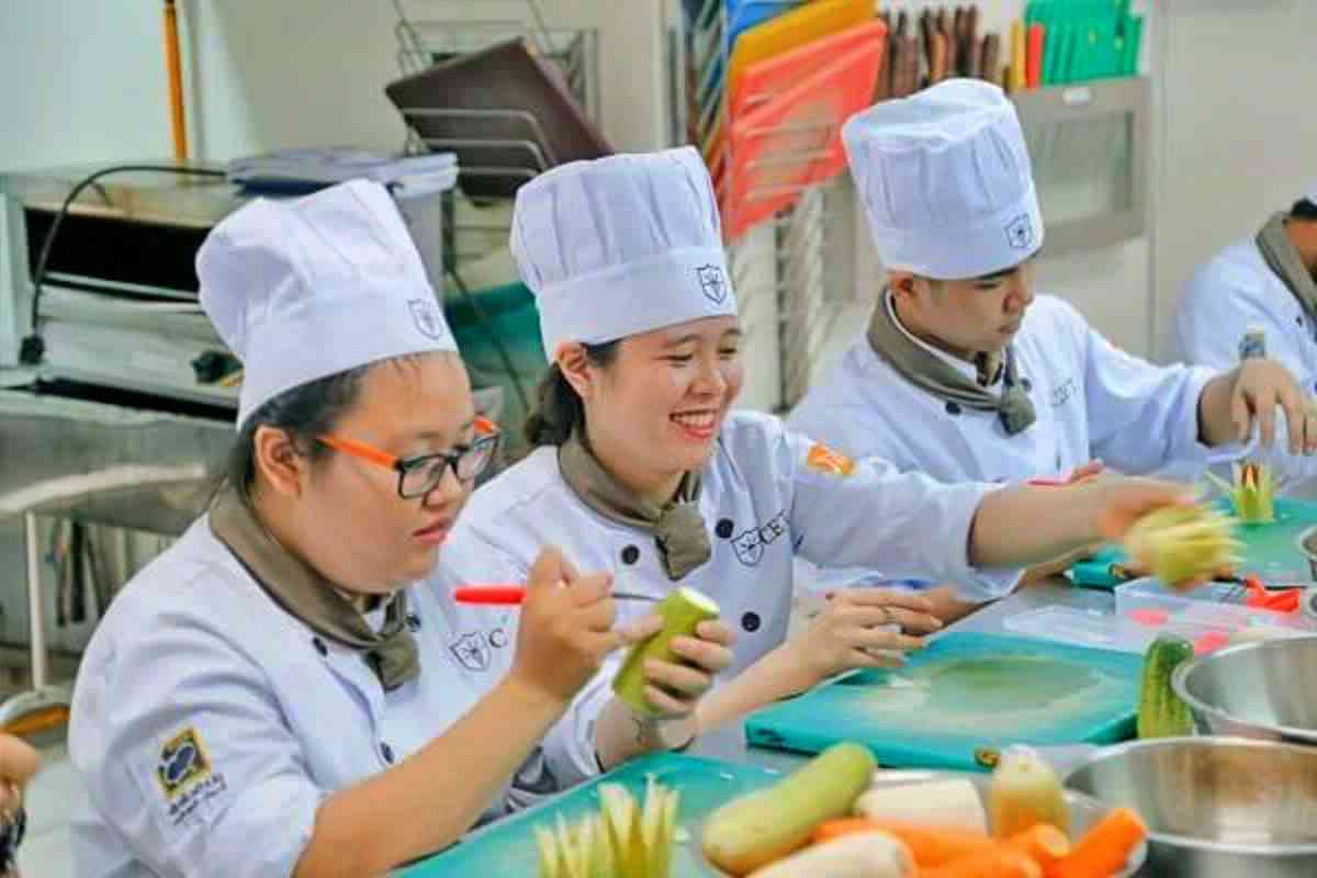 Tùy theo môi trường làm việc, phụ bếp có những vai trò và yêu cầu riêng biệt