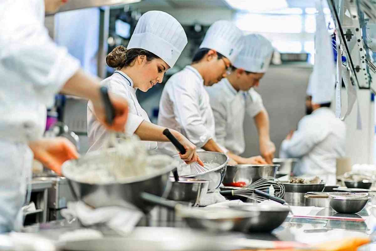 Khu vực tuyển phụ bếp nhiều tập trung ở các thành phố lớn