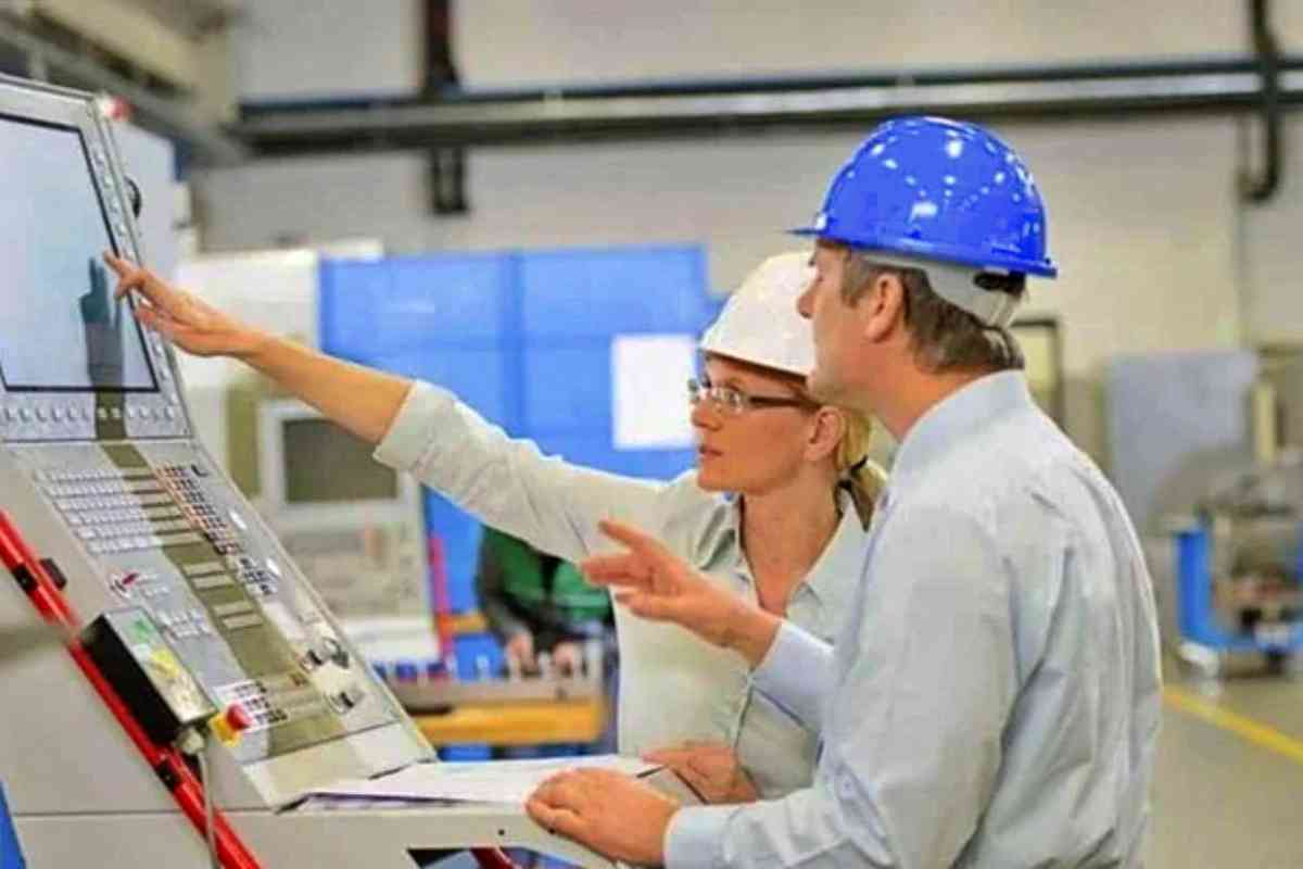 Công việc của giám sát sản xuất là đảm bảo quá trình sản xuất diễn ra suôn sẻ