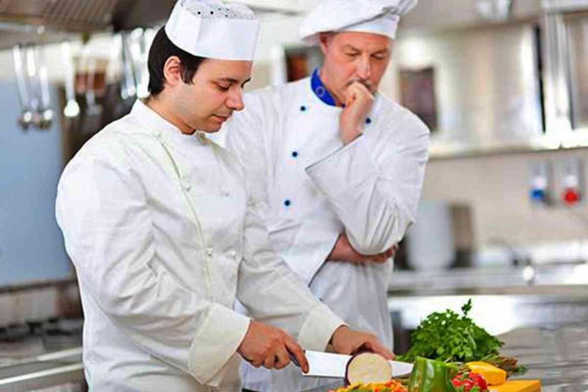 Nhà tuyển dụng yêu cầu nhân viên phụ bếp có kiến thức cơ bản về nấu nướng