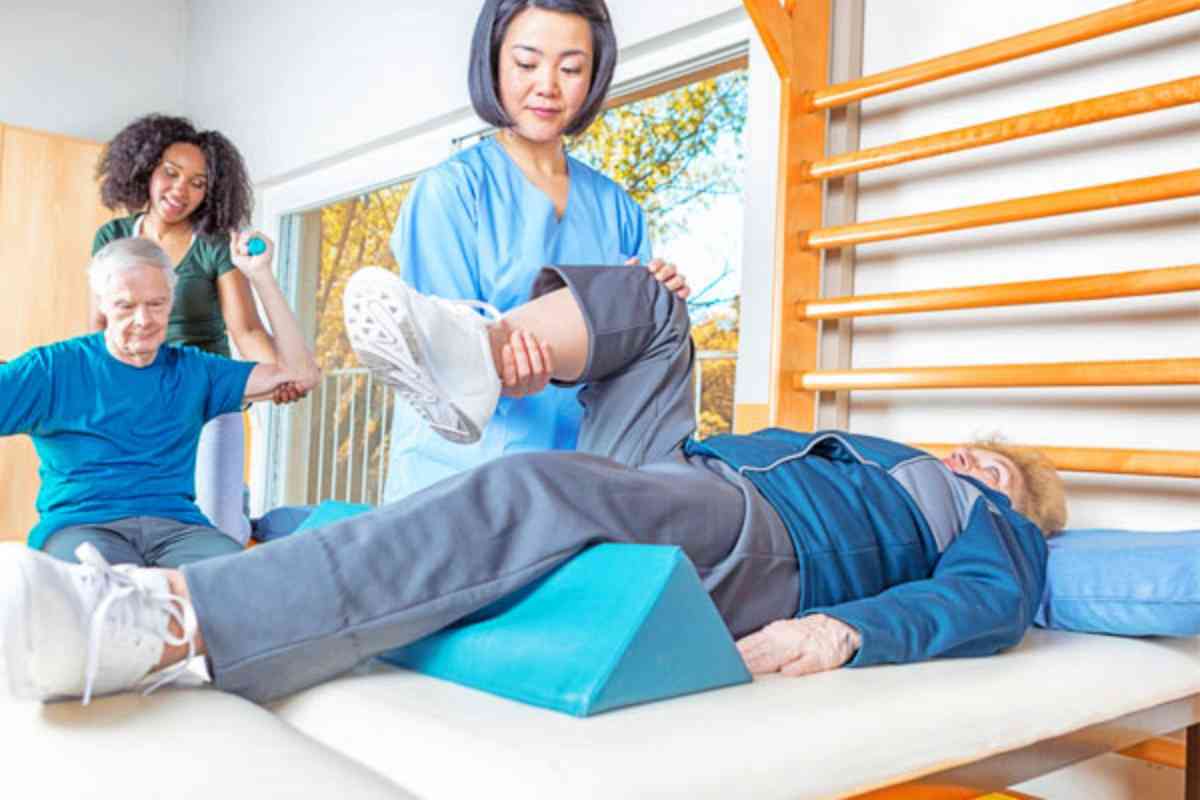 Chuyên viên vật lý trị liệu hỗ trợ bệnh nhân phục hồi chức năng và giảm đau