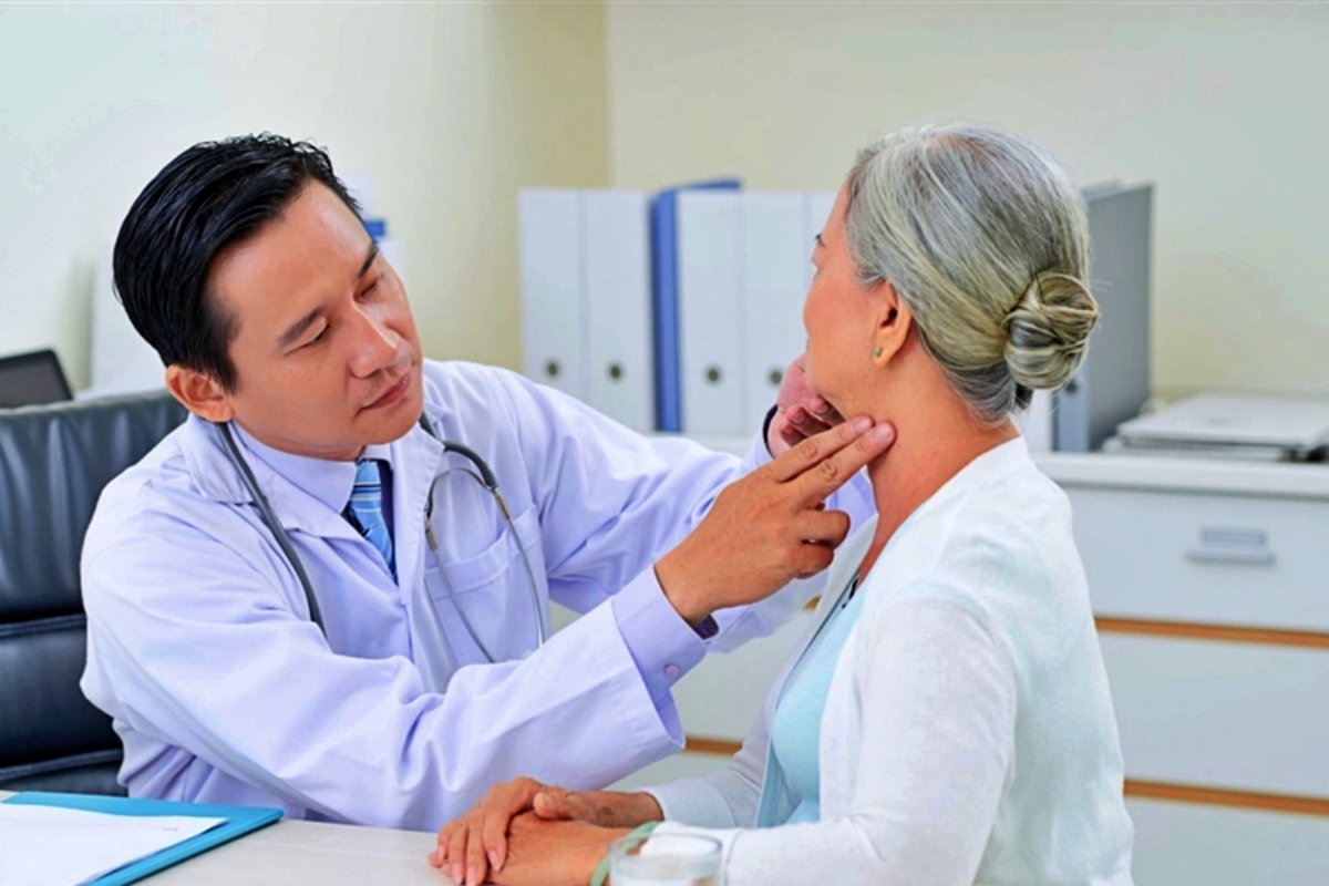 Công việc của bác sĩ chuyên khám, chẩn đoán bệnh cho người dân