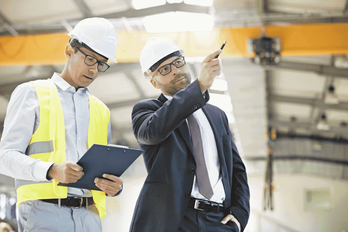 Nhân viên quản lý chất lượng đảm nhiệm việc giám sát và kiểm tra toàn bộ quá trình sản xuất