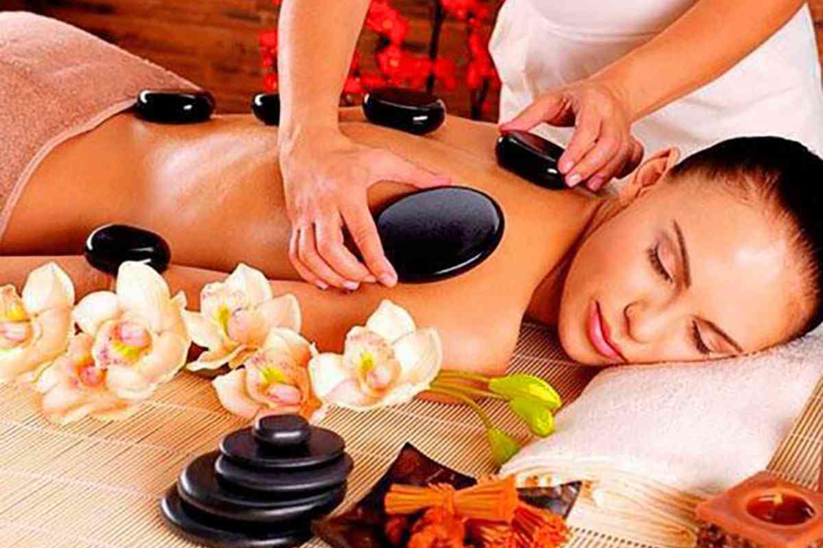 Chuyên viên massage là người chăm sóc, giúp khách hàng thư giãn, thoải mái