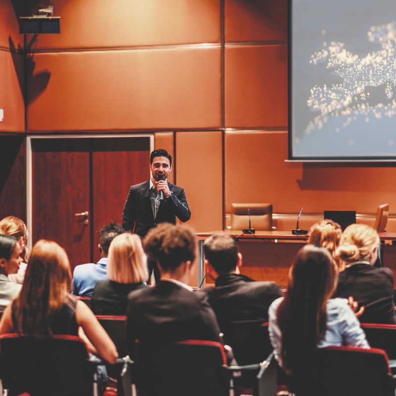 Nhân viên event marketing phải có kỹ năng truyền đạt tốt