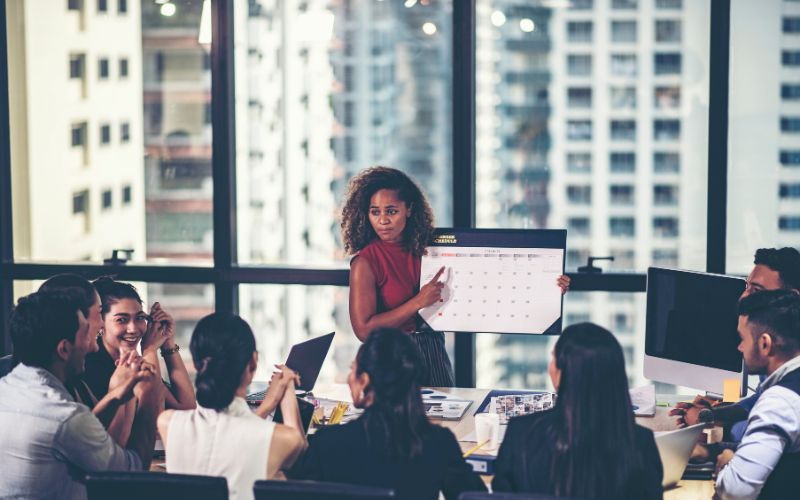 Tuyển trưởng nhóm kiểm toán thực hiện lập báo cáo kiểm toán và trình bày kết quả