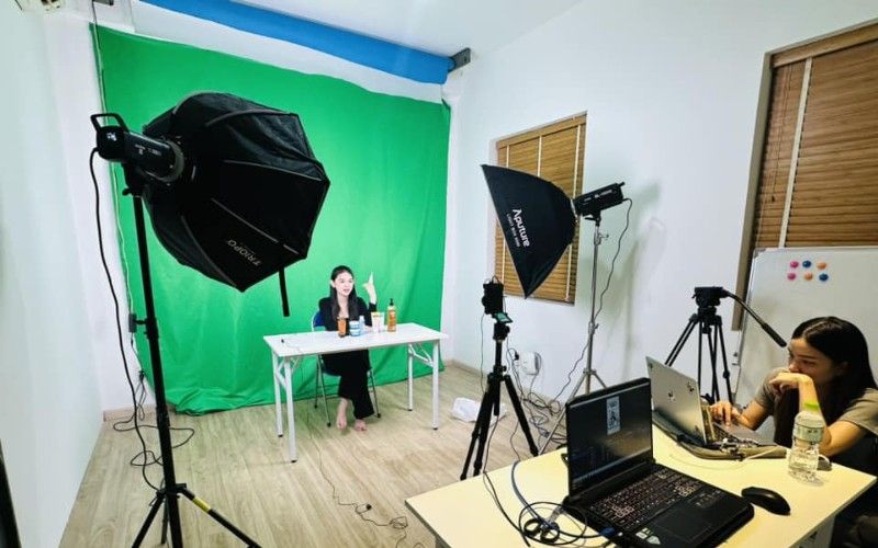 Tuyển dụng vận hành livestream cần tương tác với khán giả trong thời gian livestream