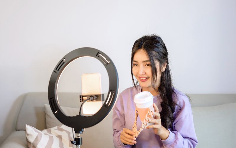 Nhân viên vận hành livestream đối mặt với nhiều khó khăn trong công việc