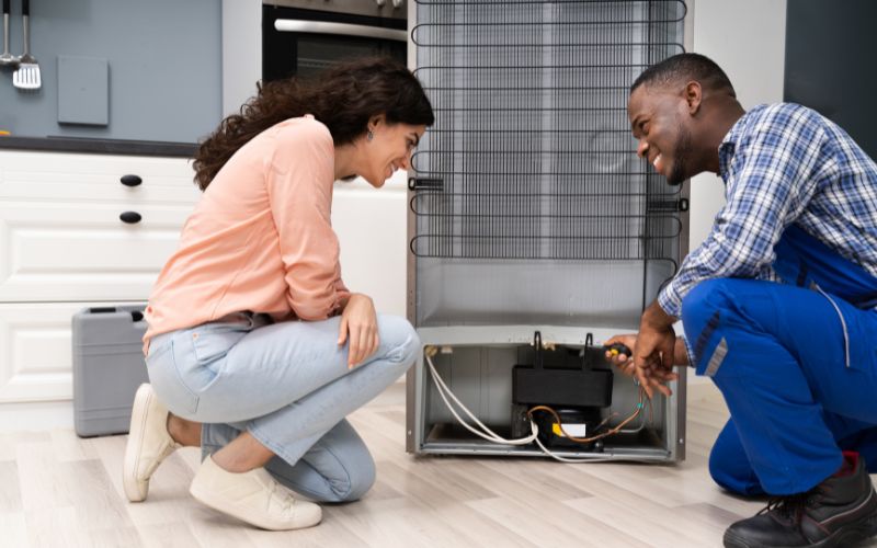 Nhân viên điện lạnh cần tư vấn và hỗ trợ khách hàng khi sử dụng điện lạnh