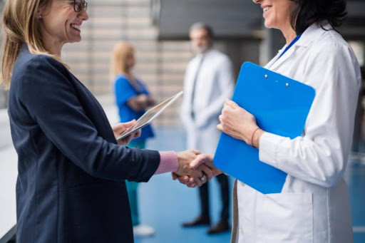 Việc làm kinh doanh dịch vụ y tế cần am hiểu thị trường, có kỹ năng quản lý và giao tiếp vượt trội