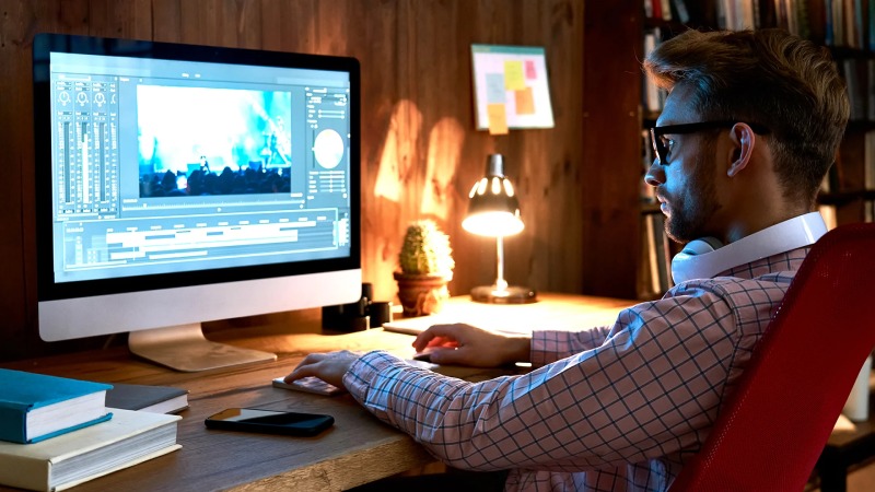 Nhân viên sáng tạo nội chịu trách nhiệm phát triển và duy trì hình ảnh thương hiệu