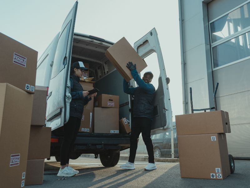 Nhân viên vận chuyển hàng hóa đến nơi bốc xếp 