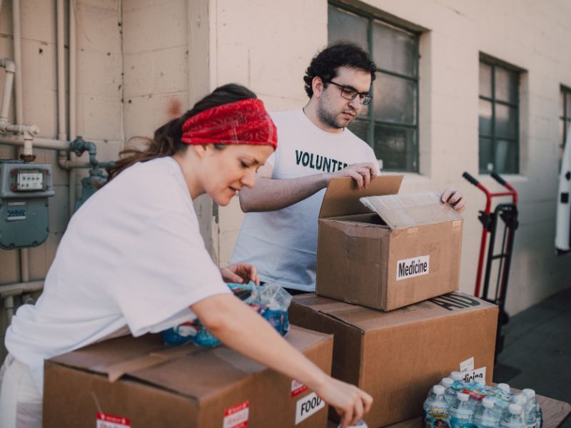 Nhân viên dán tem, bao bì trước khi vận chuyển hàng hóa