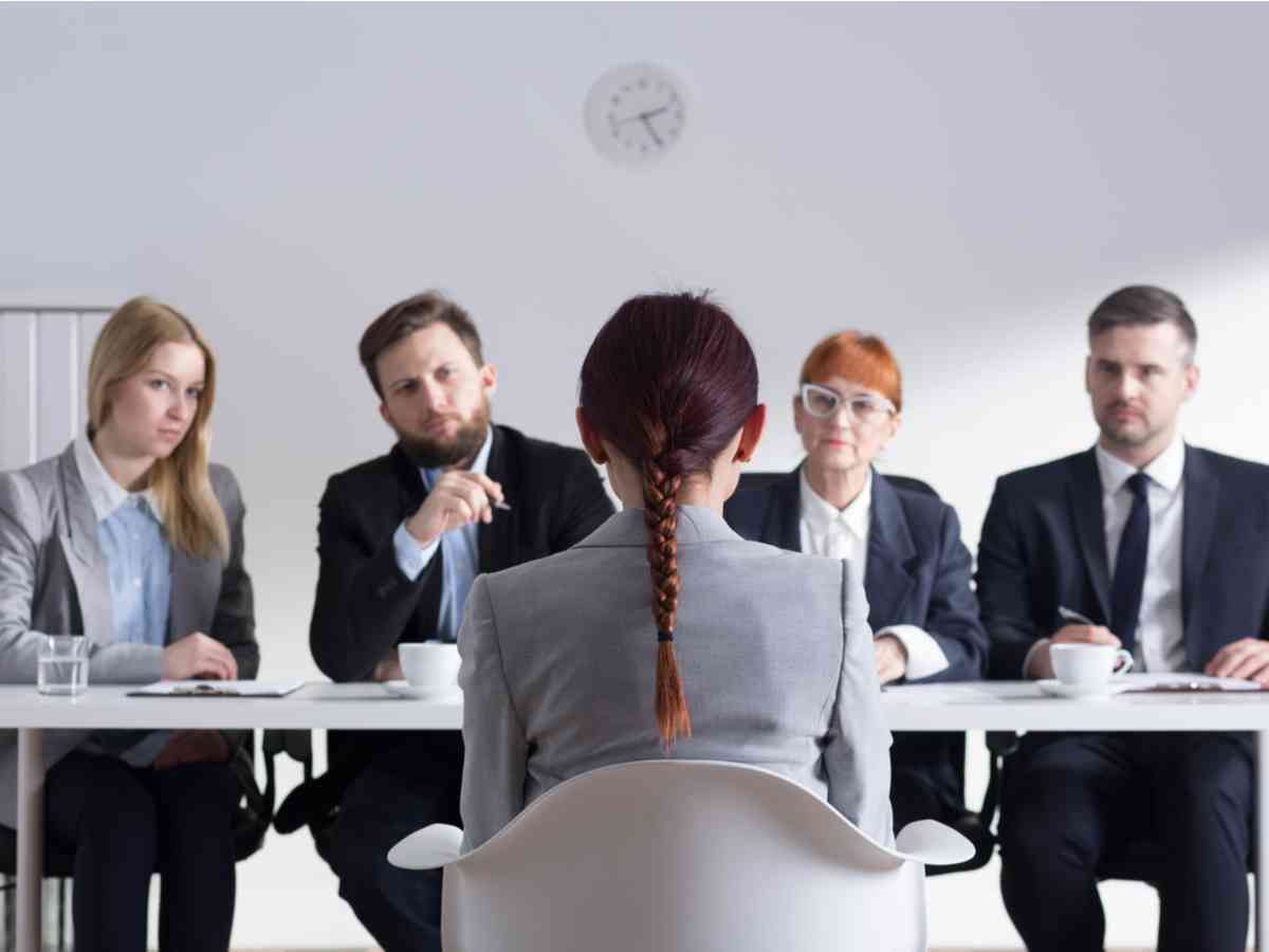 Ứng viên nên đọc kỹ phần mô tả công việc khi tìm việc làm quan hệ lao động