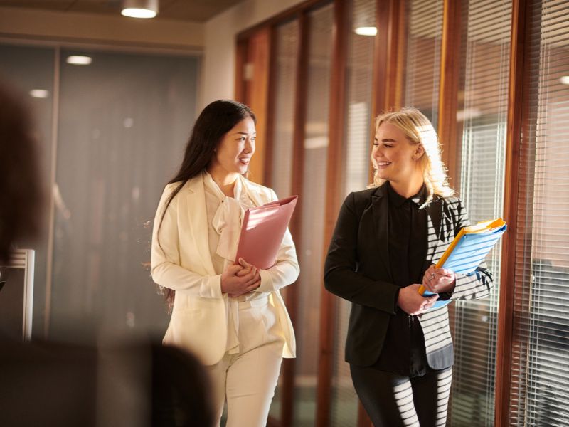 Thư ký luật sư thường xuyên làm việc với khách hàng, đối tác cùng với luật sư của mình