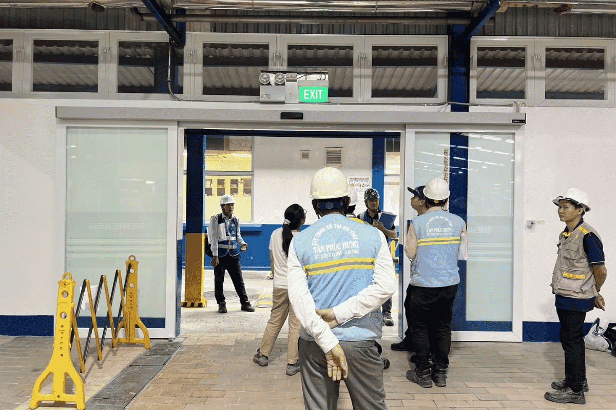 Các chuyên gia trong lĩnh vực quản lý thiết bị sản xuất chịu trách nhiệm lập kế hoạch, bảo trì định kỳ và triển khai các giải pháp nâng cấp máy móc