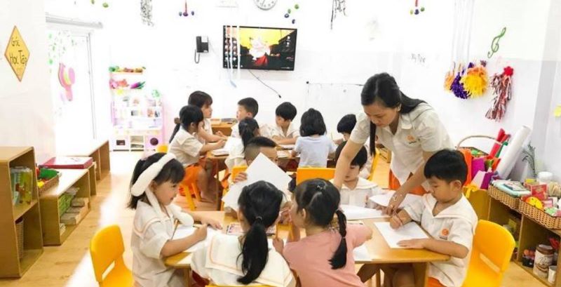 Tuyển bảo mẫu ở trường mầm non có công việc trông coi và chăm sóc trẻ em