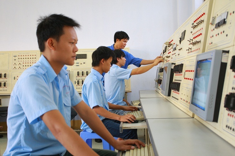 Nhân viên kỹ sư điện lạnh phải kiểm tra toàn hệ thống thường xuyên nhằm đảm bảo hoạt động thường ngày của doanh nghiệp, xưởng sản xuất