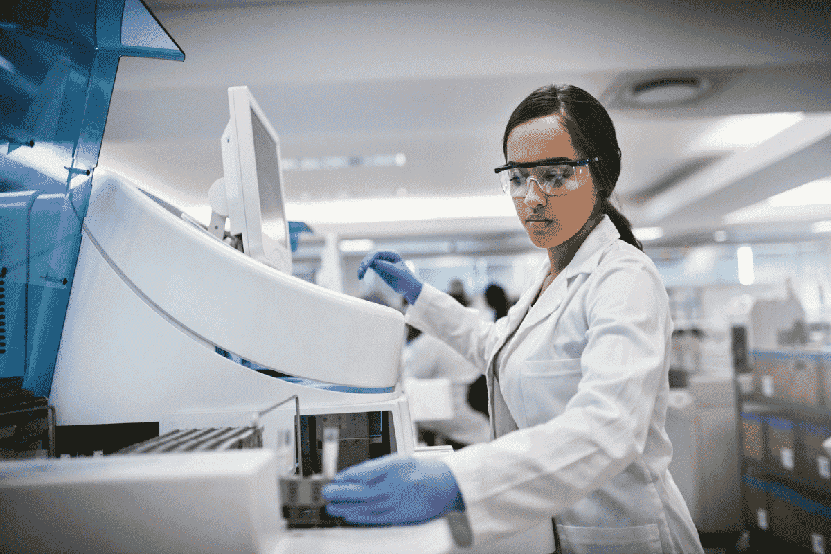 Vị trí kỹ thuật viên phòng lab cần có kiến thức chuyên sâu về thiết bị thí nghiệm, kỹ năng phân tích dữ liệu