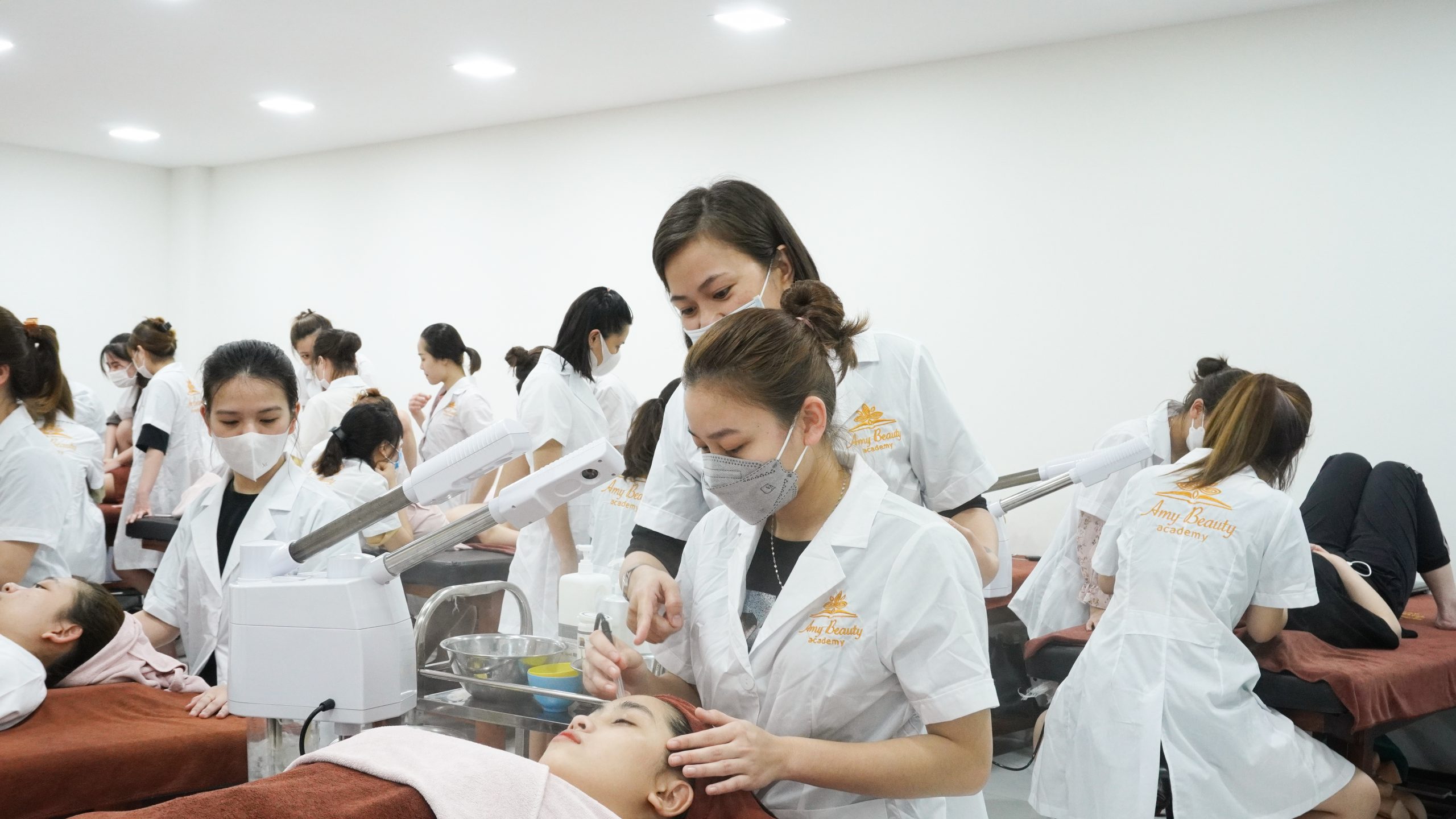 Kỹ thuật viên Spa đảm nhiệm rất nhiều công việc khác nhau về chuyên môn