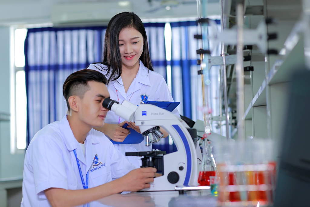 Kỹ thuật viên xét nghiệm hỗ trợ bác sĩ trong quá trình lấy mẫu, phân tích và tư vấn cho bệnh nhân