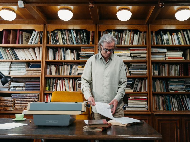 Thủ thư sắp xếp tài liệu, sách vở một cách khoa học và tiến hành kiểm tra định kỳ