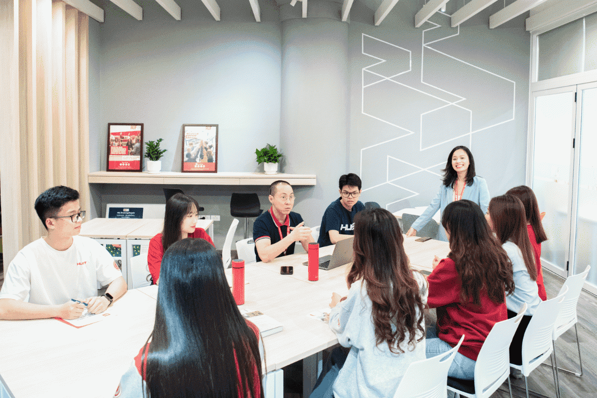 Vị trí quản lý chất lượng giáo dục đòi hỏi ứng viên đáp ứng yêu cầu về kiến thức chuyên môn và kỹ năng giao tiếp, giải quyết vấn đề