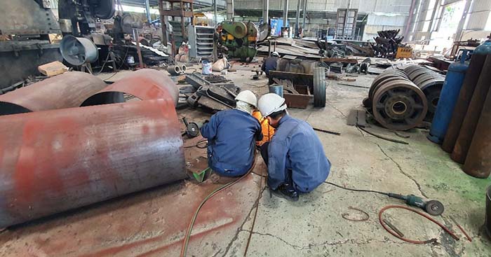 Thợ cơ khí tại Hải Phòng thực hiện thi công thiết bị cơ khí cho các dự án công nghiệp và cảng biển