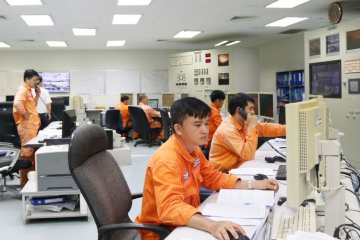 Công việc của nhân viên vận hành điện là duy trì hoạt động ổn định của các hệ thống điện