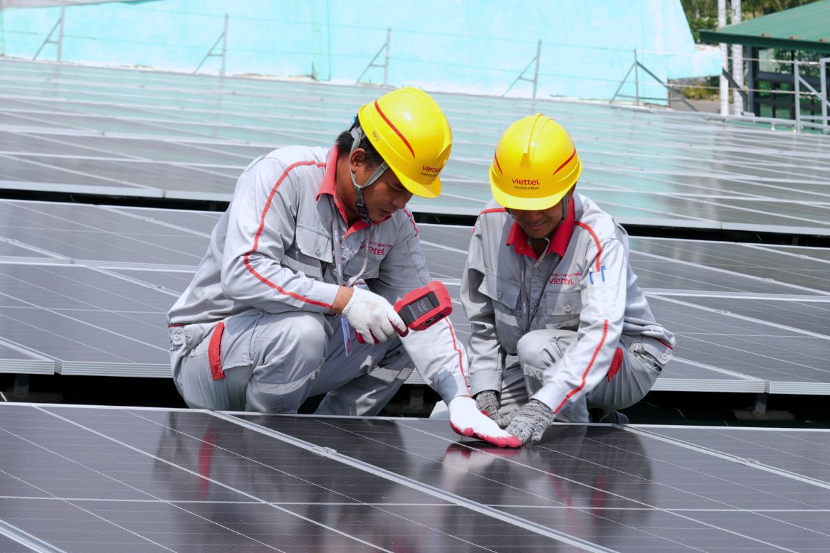 Nhân viên vận hành điện mặt trời có nhiệm vụ giám sát, bảo trì và tối ưu hóa hoạt động của các hệ thống điện mặt trời.