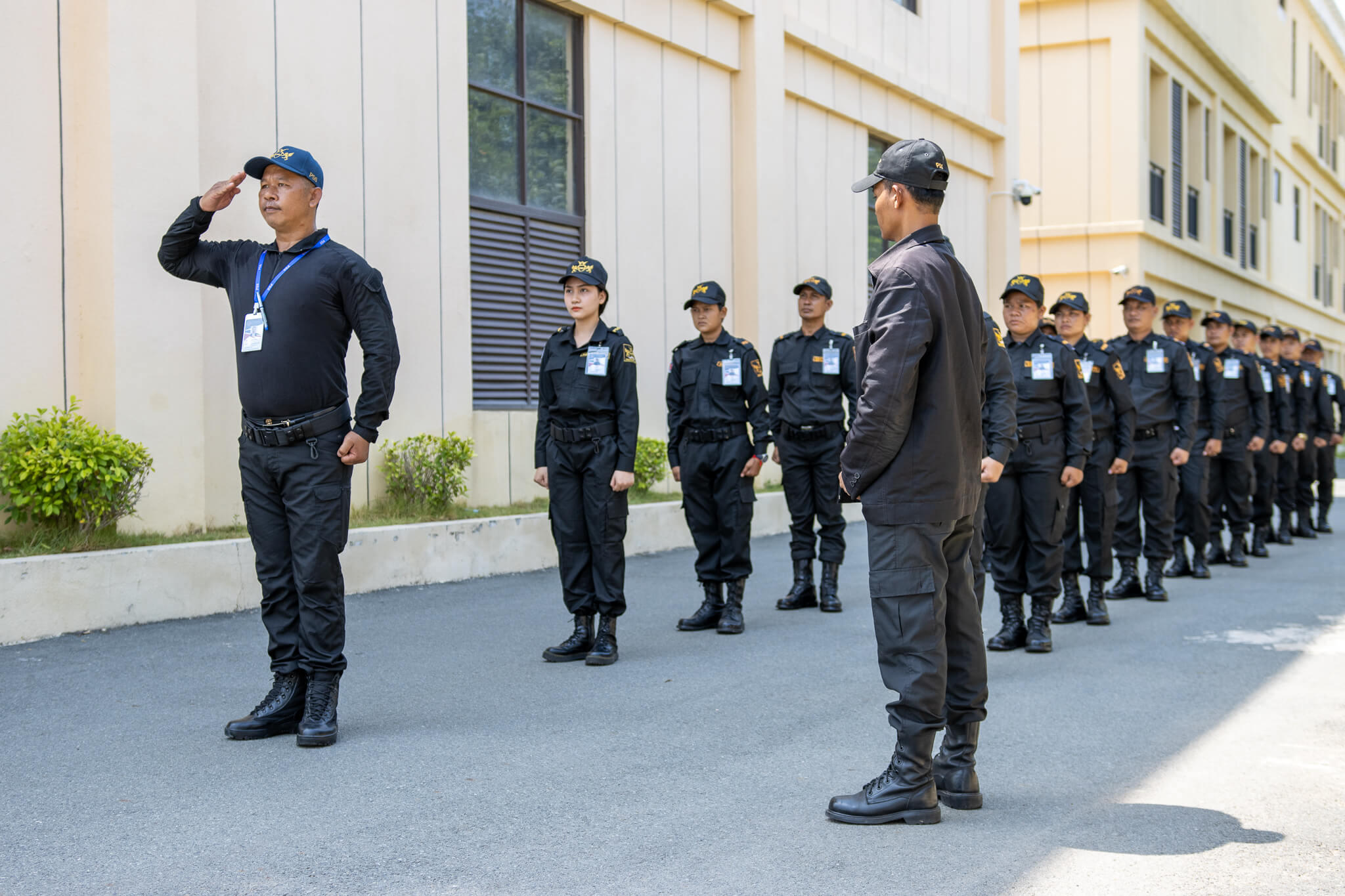 Nhân viên an ninh có vai trò quản lý và hoạch định chiến lược, trong khi nhân viên bảo vệ thực hiện các nhiệm vụ cụ thể theo chỉ đạo