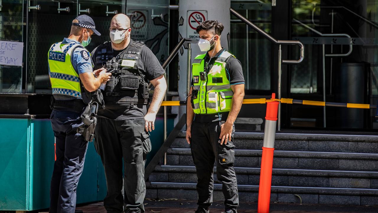 Nhân viên an ninh khách sạn có trách nhiệm đảm bảo môi trường an toàn cho khách hàng