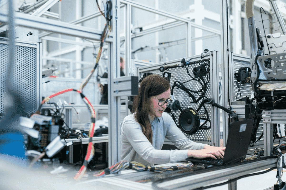 Công việc trong ngành chất bán dẫn đóng vai trò quan trọng trong việc phát triển các sản phẩm công nghệ hiện đại