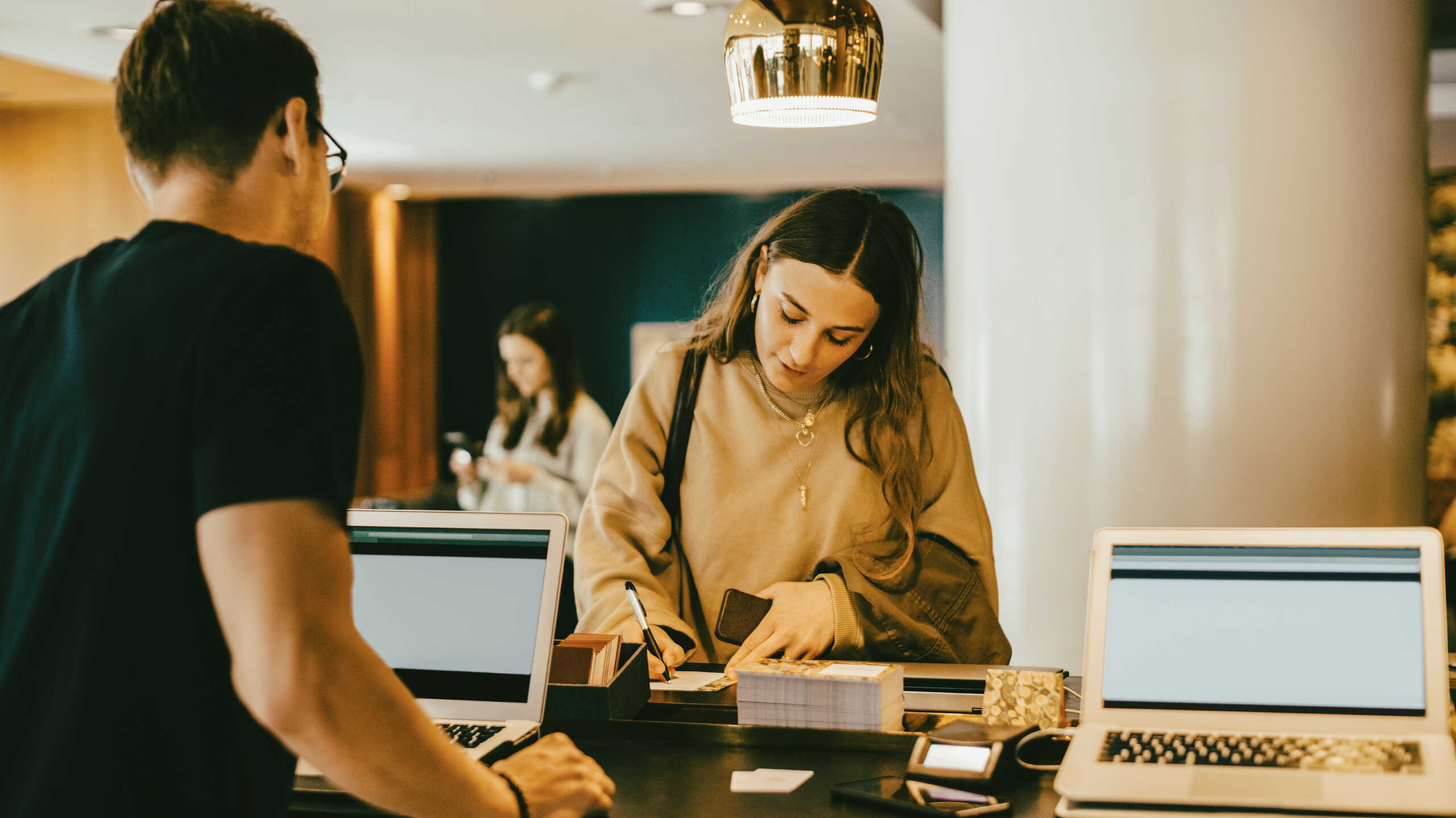 Có rất nhiều cơ hội việc làm dịch vụ du lịch hấp dẫn với mức lương cạnh tranh và môi trường làm việc năng động