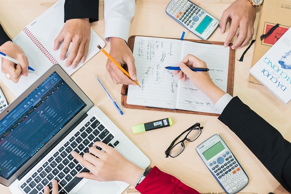 Kế toán tài sản cố định cấp junior là người chịu trách nhiệm nhập và phân bổ chi phí tài sản của doanh nghiệp