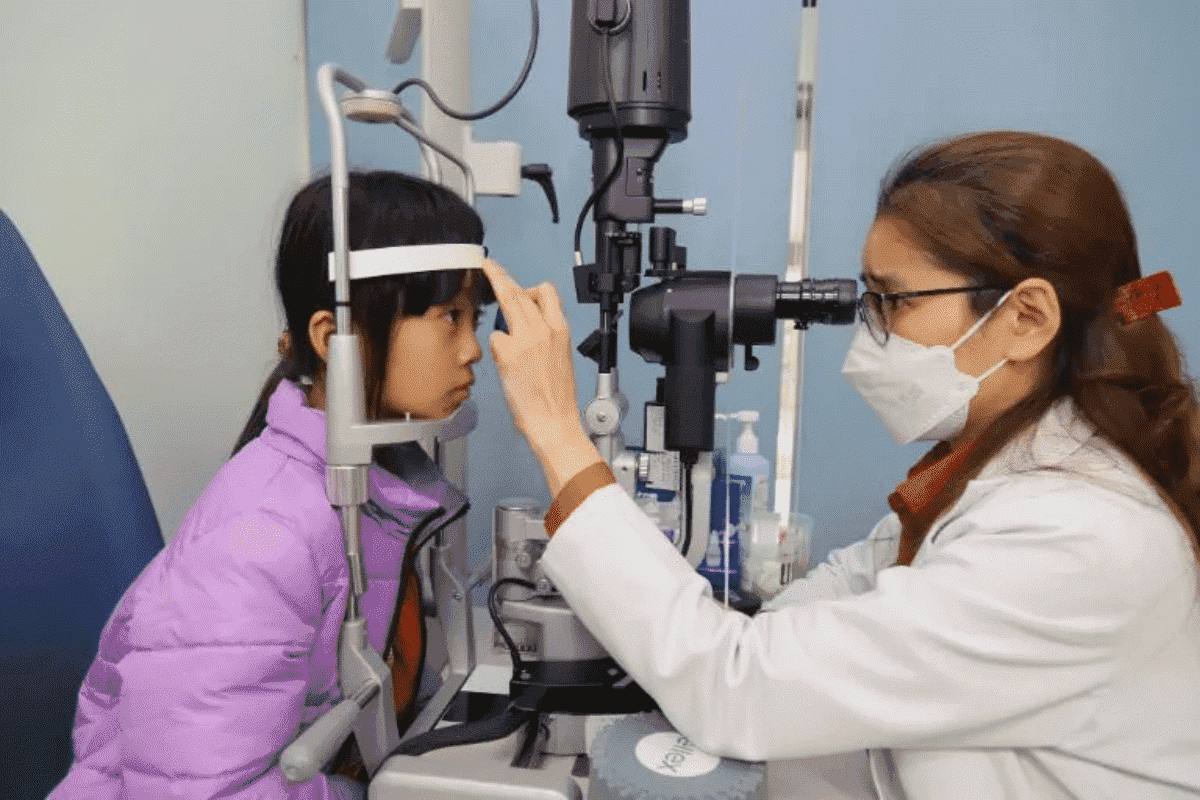 Việc làm kỹ thuật viên khúc xạ nhãn khoa chịu trách nhiệm kiểm tra và đo lường thị lực của bệnh nhân