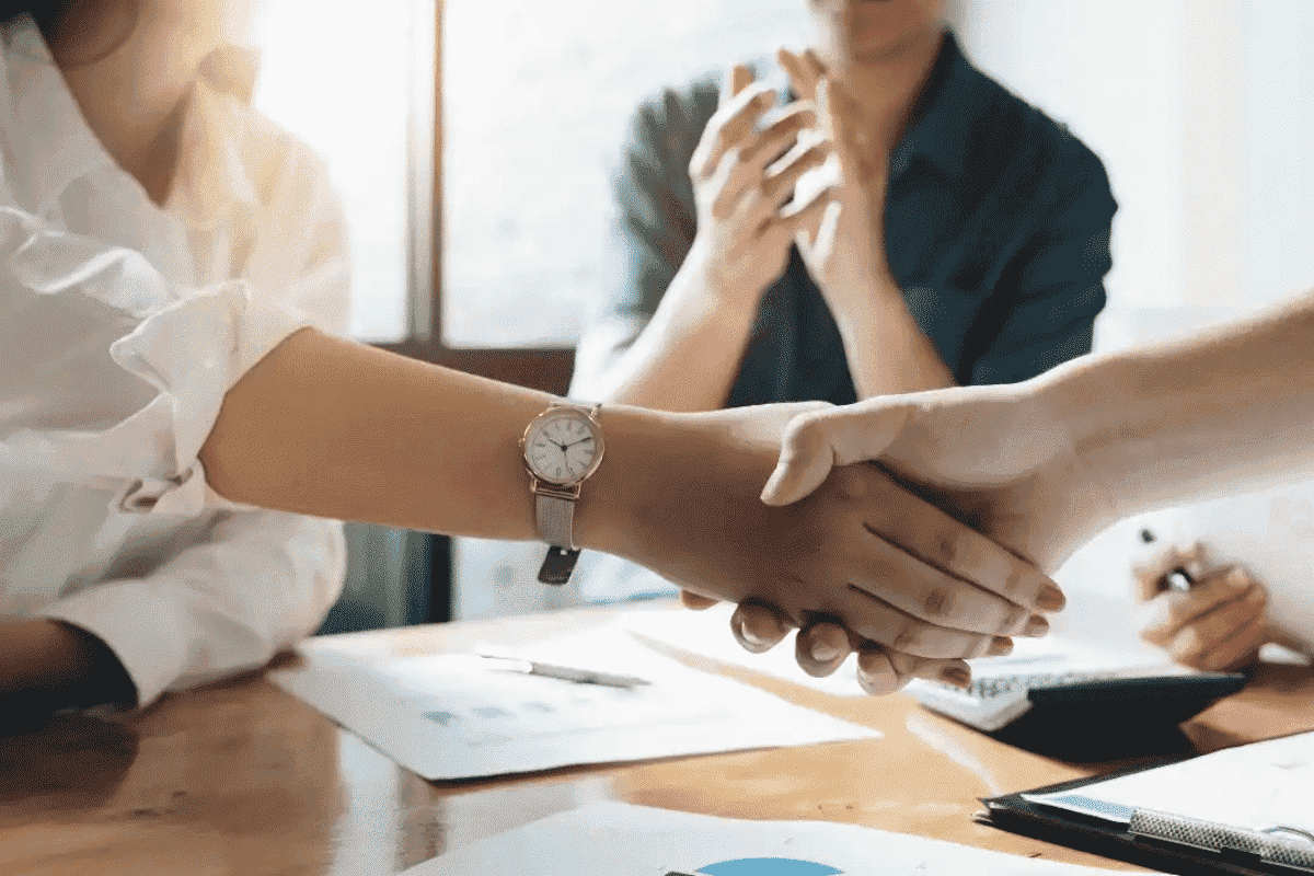 Ứng viên cho vị trí cố vấn M&A cần có kỹ năng giao tiếp xuất sắc, kinh nghiệm tư vấn và sự hiểu biết vững về thị trường và quy định pháp lý trong M&A.