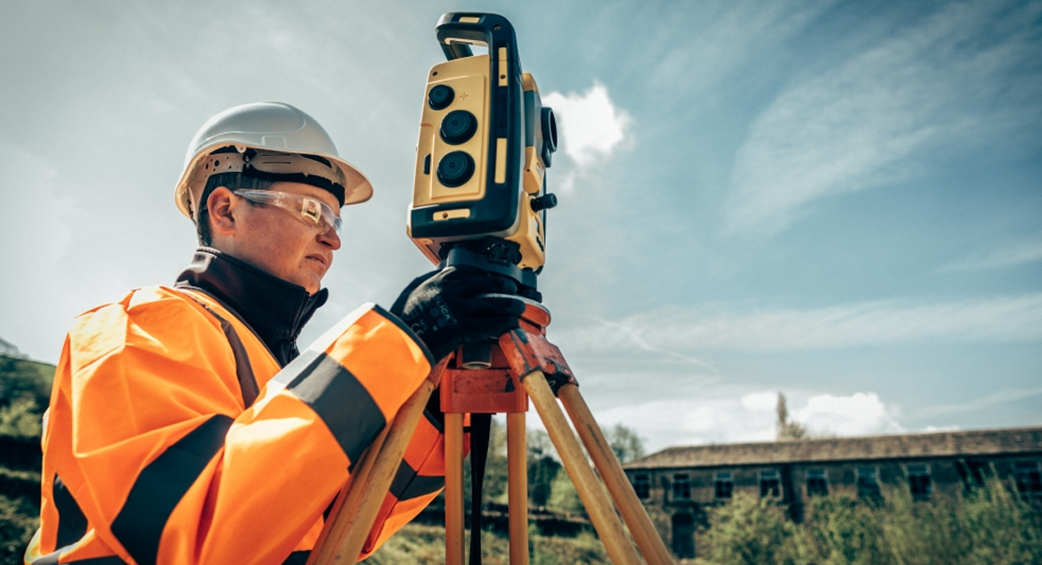 Nhân viên trắc địa cần có kiến thức khoa học, chuyên môn về việc làm trắc địa để thực hiện tốt công việc