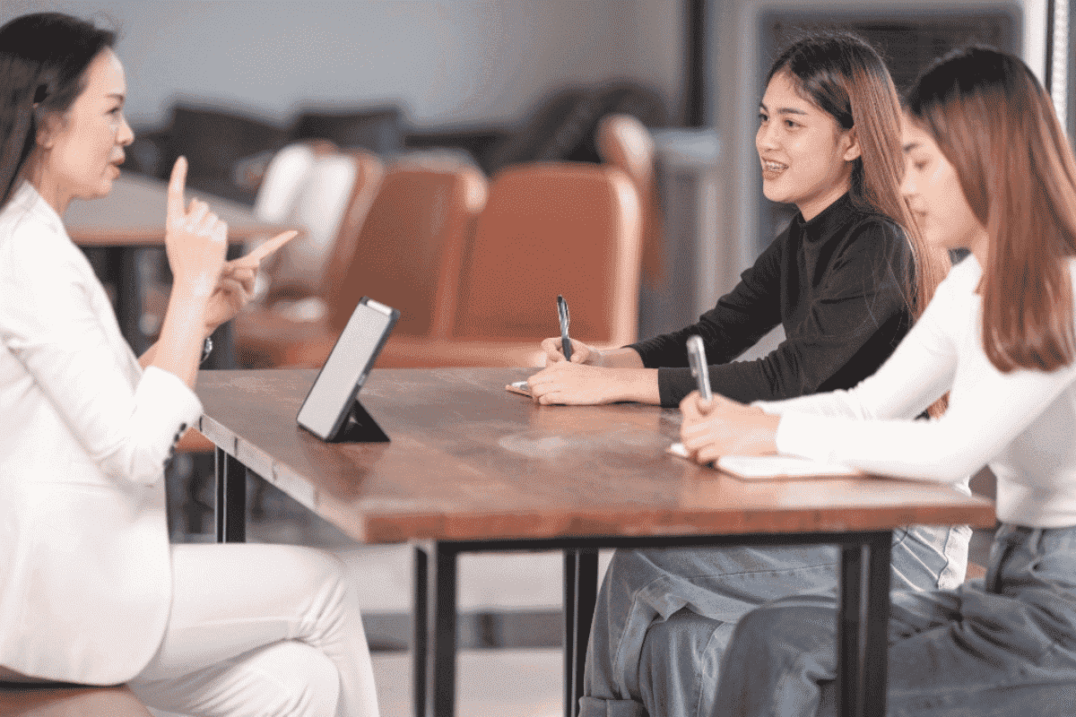 Các doanh nghiệp thường xuyên tuyển dụng nhân viên pháp chế mới ra trường để bổ sung nguồn nhân lực trẻ