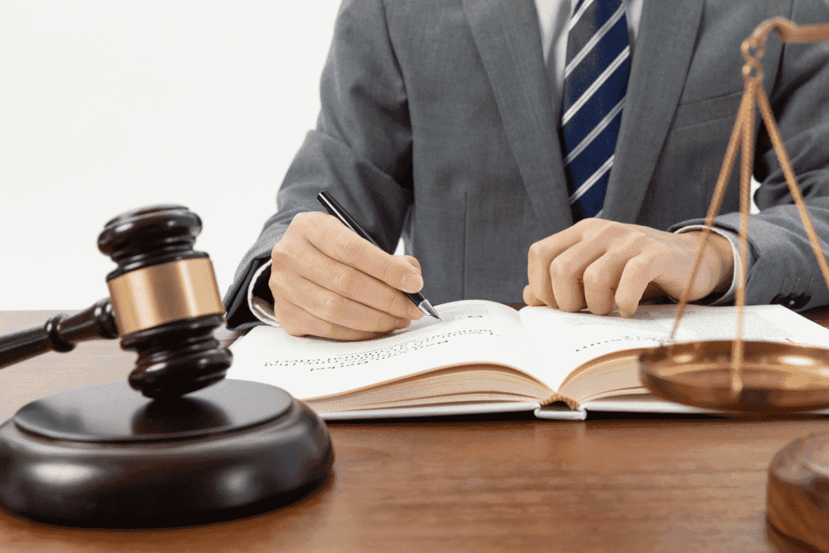 Việc làm pháp chế yêu cầu ứng viên có những kỹ năng và kiến thức chuyên môn vững vàng để xử lý các vấn đề pháp lý trong doanh nghiệp.