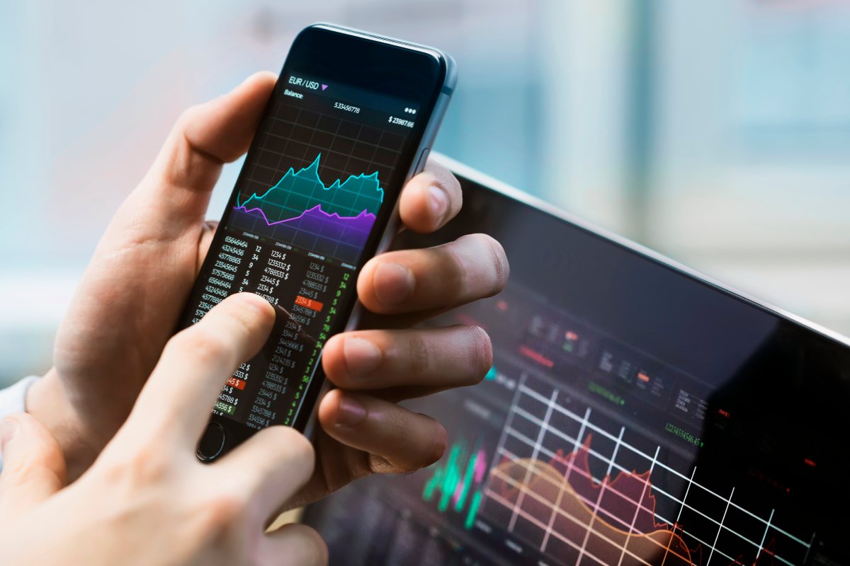 Chứng chỉ quỹ là một loại chứng khoán dùng để xác nhận quyền sở hữu của nhà đầu tư với một phần vốn góp vào quỹ đầu tư chứng khoán