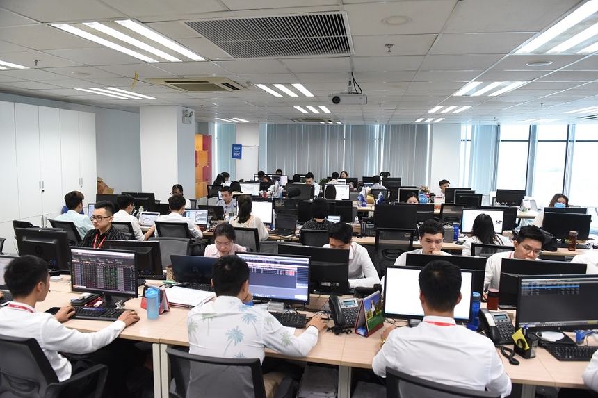 Công ty môi giới chứng khoán là cầu nối giữa nhà đầu tư và thị trường chứng khoán