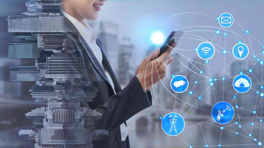 Công nghệ hiện đại hỗ trợ theo dõi đơn hàng trong các dịch vụ bưu chính