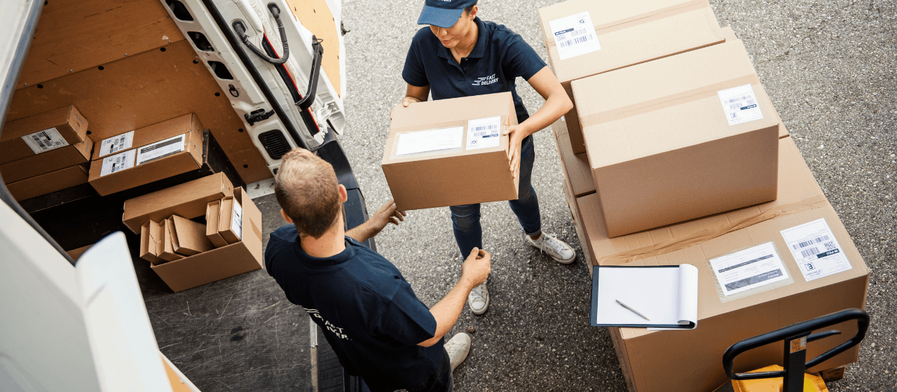 Cạnh tranh từ các dịch vụ chuyển phát nhanh và giao hàng trực tuyến