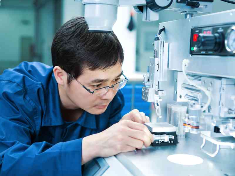 Công việc của kỹ sư viễn thông bao gồm giám sát, bảo trì và tối ưu hóa hệ thống truyền tải tín hiệu