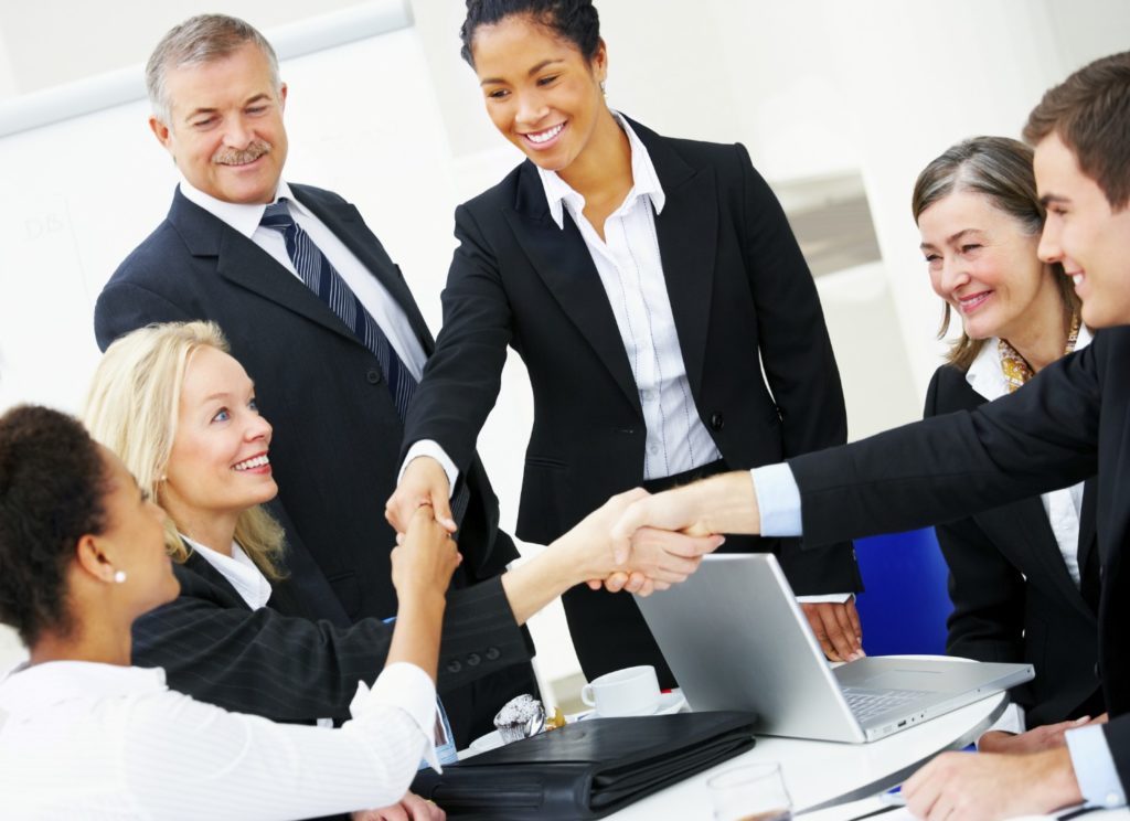 Xây dựng mối quan hệ trong ngành giúp bạn học hỏi được nhiều kinh nghiệm, có lợi cho quá trình tăng lương