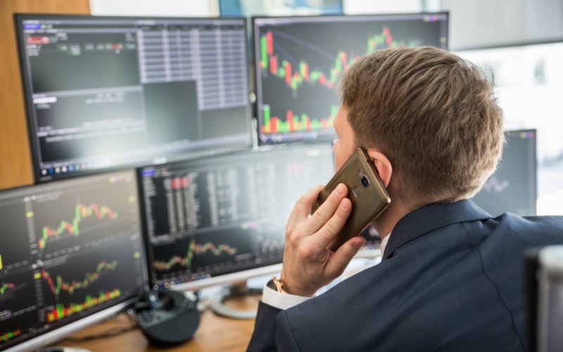 Công việc của một sales chứng khoán qua điện thoại là giới thiệu khách hàng mở tài khoản và giao dịch chứng khoán