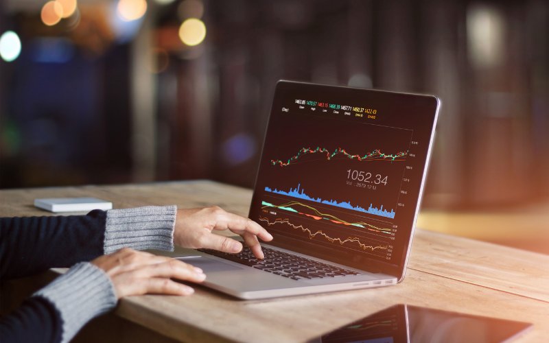 Công việc của sales chứng khoán online chủ yếu là tìm kiếm, phát triển khách hàng đầu tư chứng khoán và giới thiệu các sản phẩm đầu tư