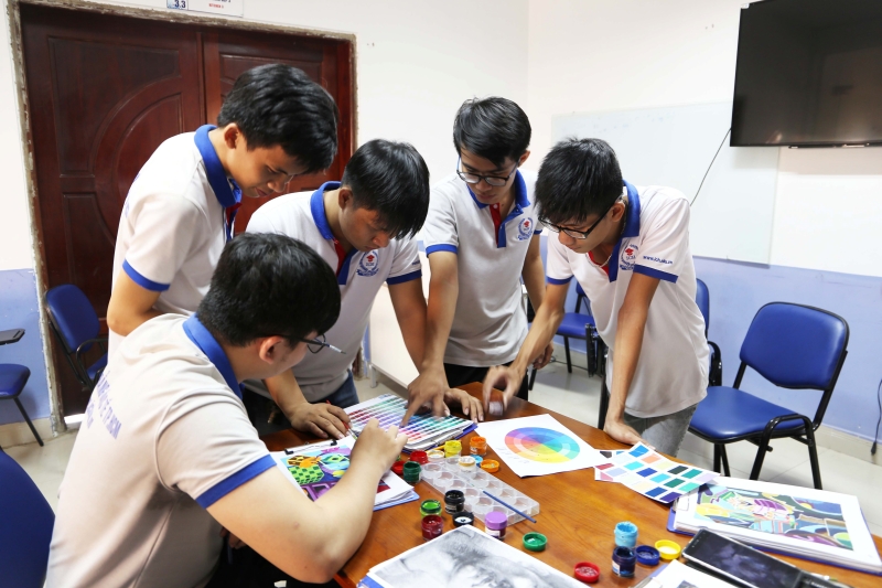 Nhiều học sinh và các bậc phụ huynh phân vân theo ngành thiết kế đồ họa học trường nào tốt nhất.